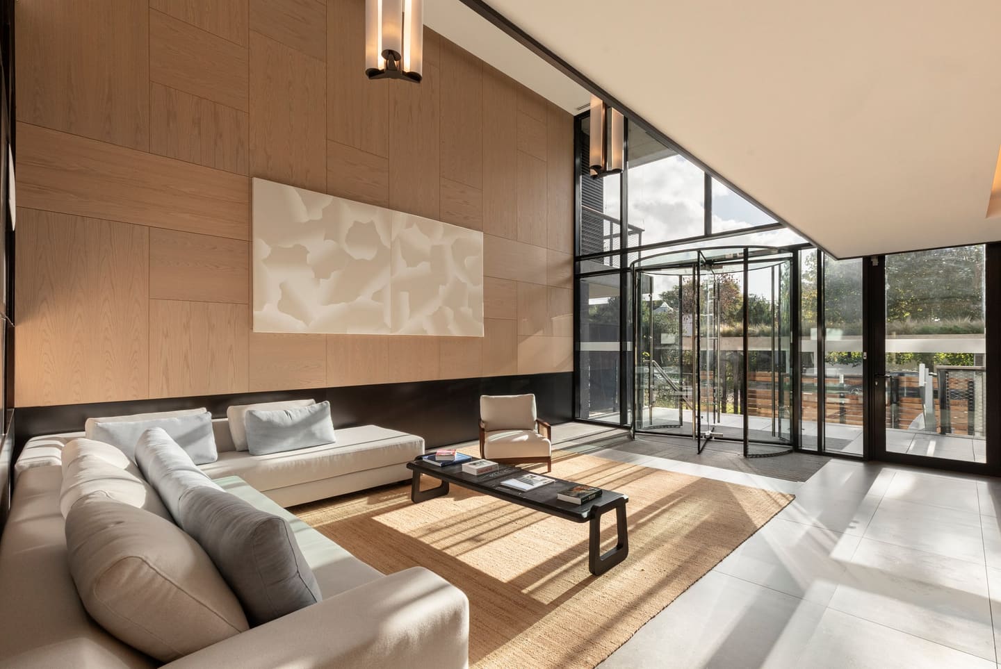 Lobby de acceso de un proyecto residencial premium comercializado por Veiren, con diseño contemporáneo